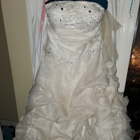 Wedding/Formal Gown New pics added - Picture 3 of 12